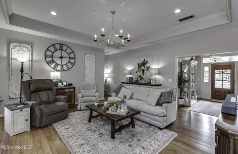 Living - 602 Cliffview Dr, Brandon, MS 39047 photo 4 of 5