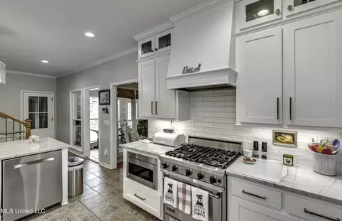 Kitchen - 602 Cliffview Dr, Brandon, MS 39047 photo 7 of 7