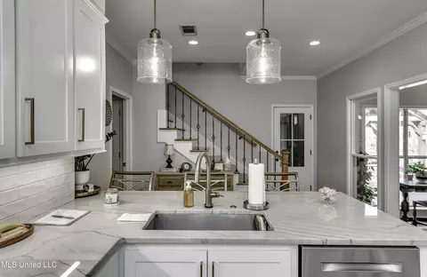 Kitchen - 602 Cliffview Dr, Brandon, MS 39047 photo 2 of 7