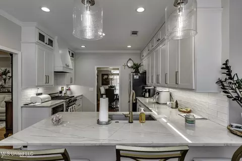 Kitchen - 602 Cliffview Dr, Brandon, MS 39047 photo 4 of 7