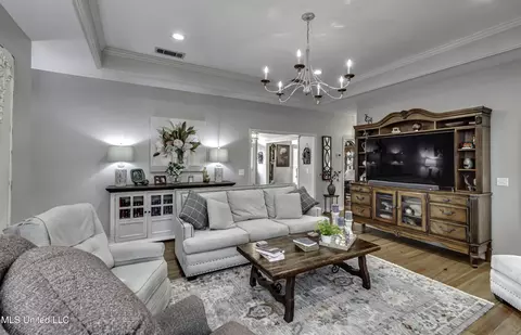 Living - 602 Cliffview Dr, Brandon, MS 39047 photo 2 of 5