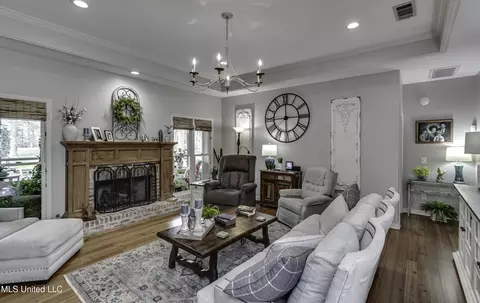 Living - 602 Cliffview Dr, Brandon, MS 39047 photo 3 of 5
