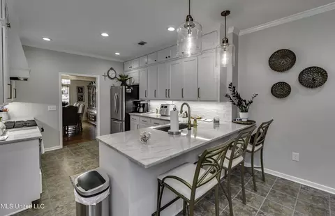 Kitchen - 602 Cliffview Dr, Brandon, MS 39047 photo 3 of 7