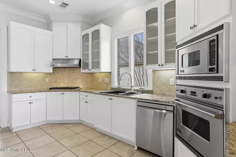 Kitchen - 107 Belle Pointe, Madison, MS 39110 photo 2 of 5
