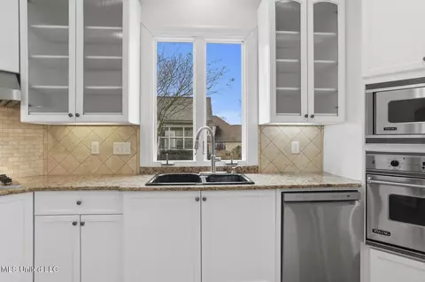 Kitchen - 107 Belle Pointe, Madison, MS 39110 photo 3 of 5