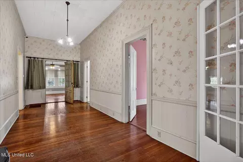 Entry Way - 504 W Railroad Ave, Summit, MS 39666 photo 1 of 4