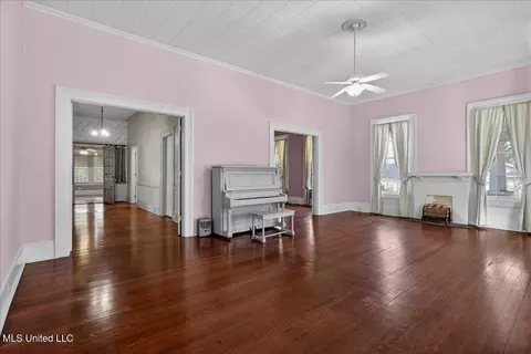 Living - 504 W Railroad Ave, Summit, MS 39666 photo 4 of 4
