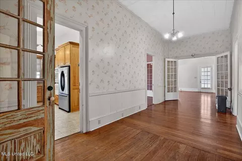 Entry Way - 504 W Railroad Ave, Summit, MS 39666 photo 2 of 4