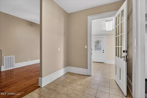 Entry Way - 504 W Railroad Ave, Summit, MS 39666 photo 4 of 4