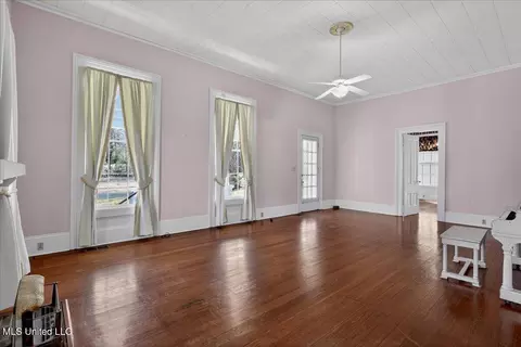 Living - 504 W Railroad Ave, Summit, MS 39666 photo 2 of 4