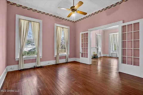 Living - 504 W Railroad Ave, Summit, MS 39666 photo 3 of 4