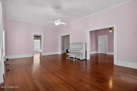 Living - 504 W Railroad Ave, Summit, MS 39666 photo 1 of 4