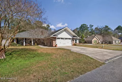 8938 Hanalei Cir, Diamondhead, MS 39525