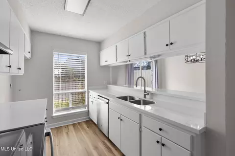 Kitchen - 550 Post Rd #1002, Ridgeland, MS 39157 photo 3 of 4