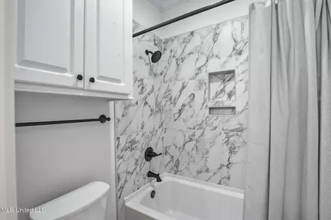 Bath - 314 Fox Holw, Canton, MS 39046 photo 7 of 8