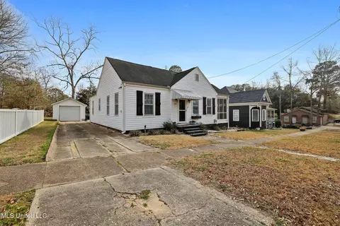415 S 5th St, Mccomb, MS 39648