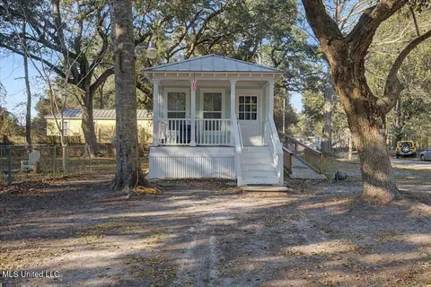 8708 Birch Ave, Ocean Springs, MS 39564