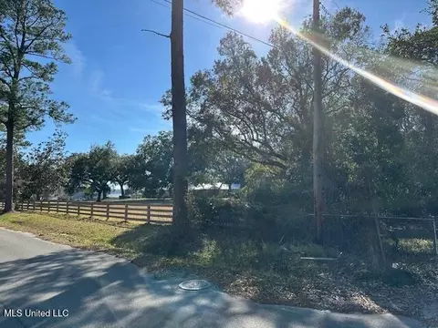 735 Highland Dr, Biloxi, MS 39532