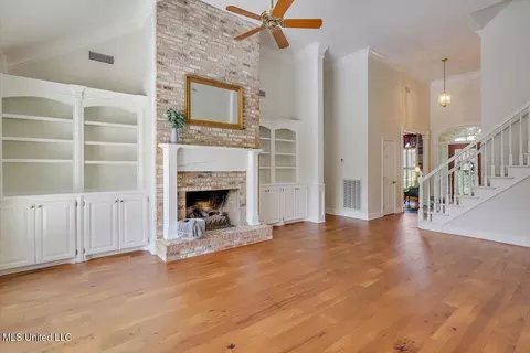 Living - 219 Northwind Dr, Brandon, MS 39047 photo 2 of 3