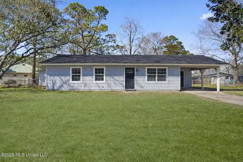 3709 Pineview Dr, Pascagoula, MS 39581