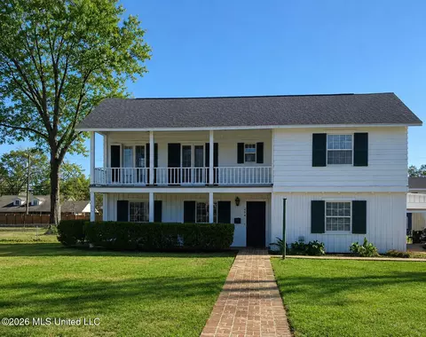 404 E Adams Ave, Greenwood, MS 38930