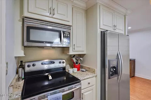 Kitchen - 5212 Hialeah Dr, Jackson, MS 39211 photo 4 of 5
