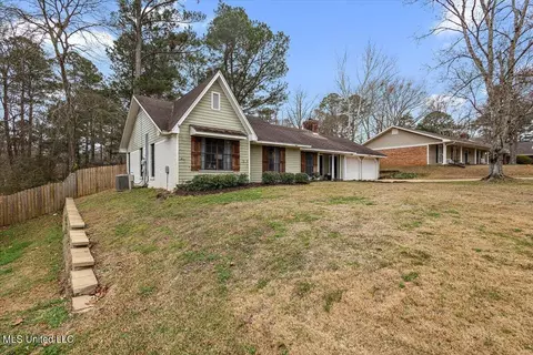 Exterior - 231 Stonecastle Dr, Brandon, MS 39047 photo 7 of 9