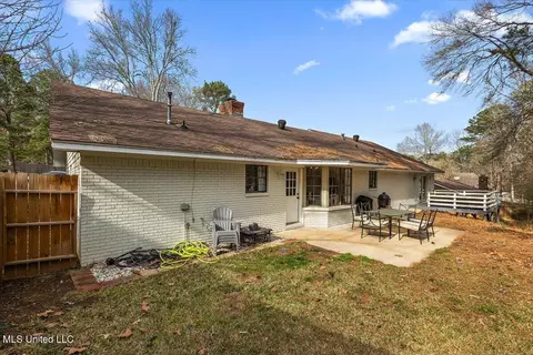 Exterior - 231 Stonecastle Dr, Brandon, MS 39047 photo 4 of 9