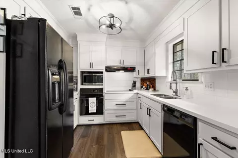 Kitchen - 231 Stonecastle Dr, Brandon, MS 39047 photo 1 of 2