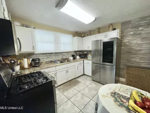 Kitchen - 4124 Griffin St, Moss Point, MS 39563 photo 2 of 2