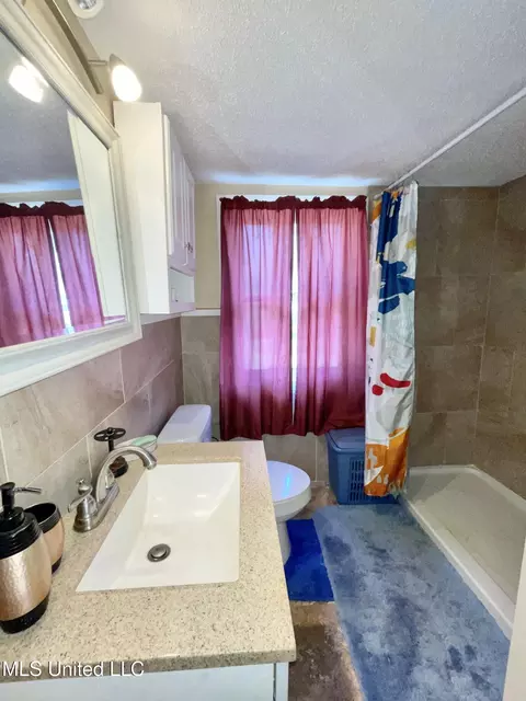 Bath - 4124 Griffin St, Moss Point, MS 39563 photo 2 of 2