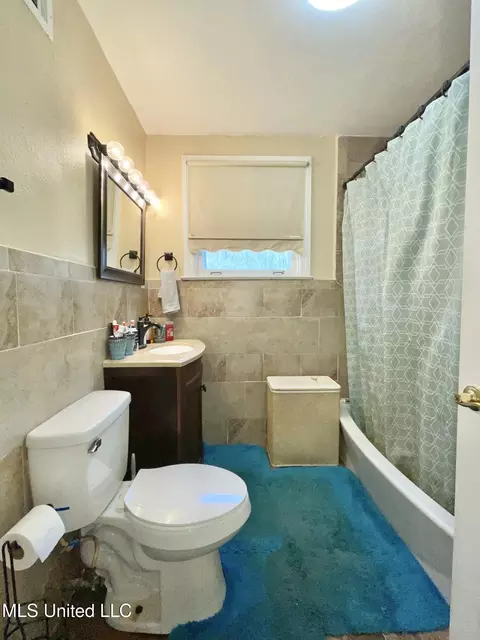 Bath - 4124 Griffin St, Moss Point, MS 39563 photo 1 of 2