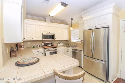 Kitchen - 516 Glensview Dr, Brandon, MS 39047 photo 3 of 4