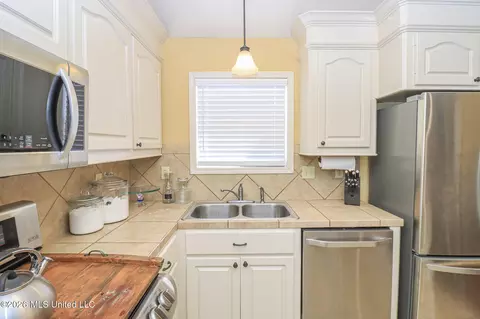 Kitchen - 516 Glensview Dr, Brandon, MS 39047 photo 2 of 4