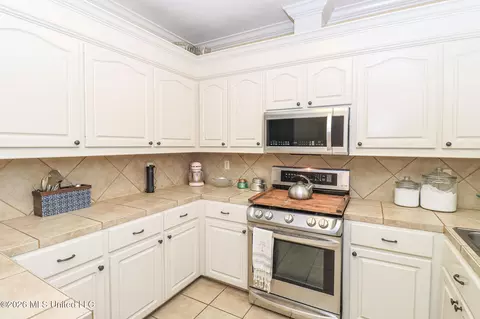 Kitchen - 516 Glensview Dr, Brandon, MS 39047 photo 1 of 4