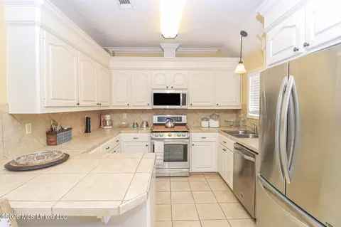 Kitchen - 516 Glensview Dr, Brandon, MS 39047 photo 4 of 4