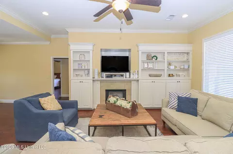Living - 516 Glensview Dr, Brandon, MS 39047 photo 2 of 3