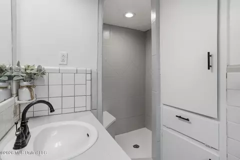 Bath - 705 Pinehurst St, Clinton, MS 39056 photo 3 of 4