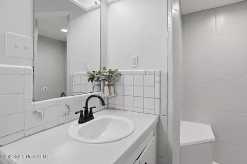 Bath - 705 Pinehurst St, Clinton, MS 39056 photo 4 of 4