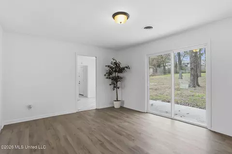 Living - 705 Pinehurst St, Clinton, MS 39056 photo 7 of 8