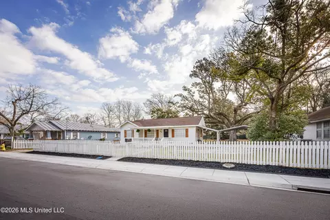 206 Crawford St, Biloxi, MS 39530