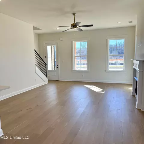 Living - 502 Bolivar Dr, Nesbit, MS 38651 photo 3 of 4