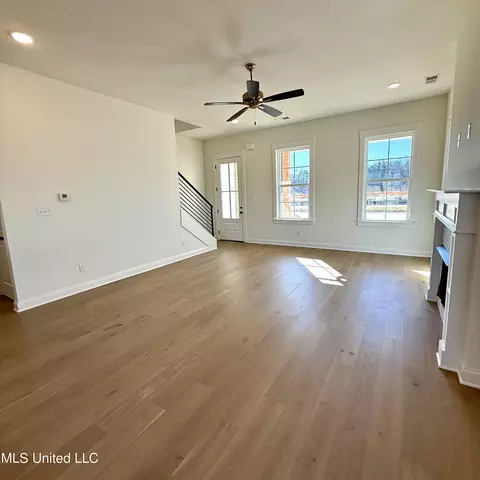 Living - 502 Bolivar Dr, Nesbit, MS 38651 photo 2 of 4