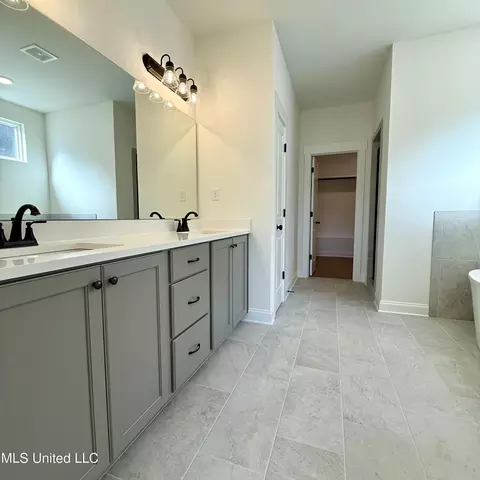 Bath - 502 Bolivar Dr, Nesbit, MS 38651 photo 2 of 6