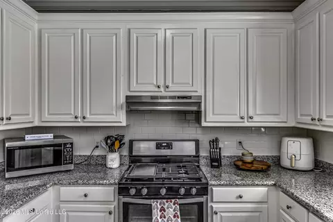 Kitchen - 202 Commonwealth Ave, Brandon, MS 39047 photo 6 of 6