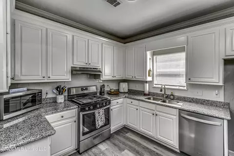 Kitchen - 202 Commonwealth Ave, Brandon, MS 39047 photo 3 of 6