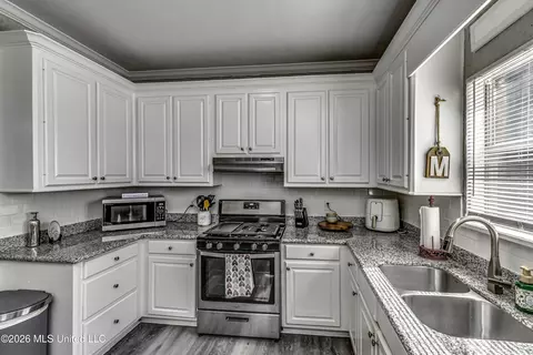 Kitchen - 202 Commonwealth Ave, Brandon, MS 39047 photo 2 of 6
