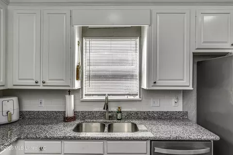 Kitchen - 202 Commonwealth Ave, Brandon, MS 39047 photo 5 of 6