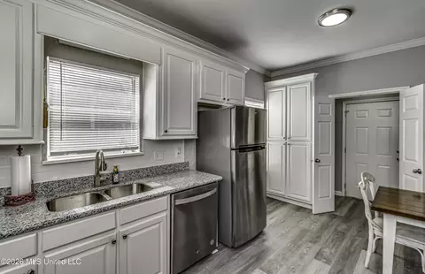 Kitchen - 202 Commonwealth Ave, Brandon, MS 39047 photo 4 of 6