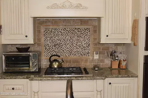 Kitchen - 103 Estill Cv, Madison, MS 39110 photo 3 of 4
